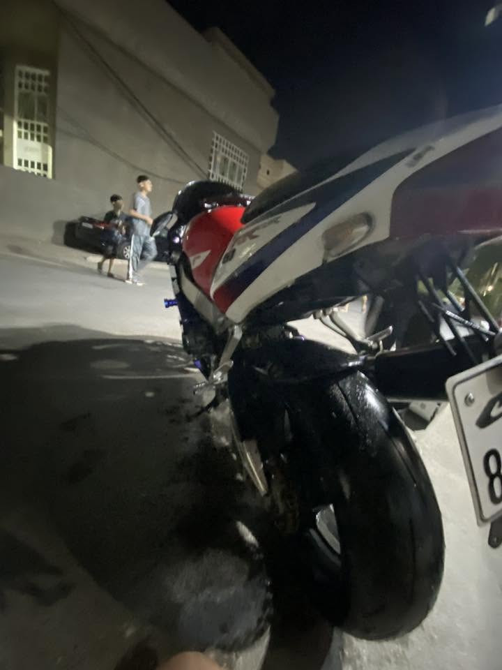 السلام عليكم شباب عندي بطح هونده 
الدراجه مجفته تجفيت عام فول لاصوت خرسه 
ملاحظه بيها عطل الجوين مال حماوه مزروف وباتري كبل تشتغل بس هذوني بيها 
موديل ٢٠٠٤ بس وراق مامرقم 
المكان بغداد الشعله 
السعر ١٥ورقاه وبيها مجال الطيبين 
الرقم ***********
