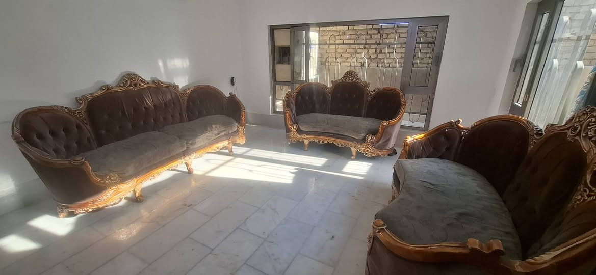 طقم قنفات مصري ١٢ مقعد
 النوع الثقيل جدا بحالة جيدة
العنوان :بغداد
الاستفسار: واتساب :***********
