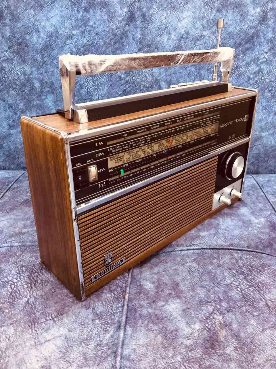 للبيع 🎻
تحفه من شركة كرونديك 📻
MODEL-Grondig-Yacht-Boy N210
جهاز عملاق بسحب وصوت جداً راقي🔉
صناعة الجهاز المانيا 🇩🇪 1070 
نظافة الجهاز 95 % على شركة 
🎼 FM / MW / SW / LW نظام الجهاز 
المظهر الخارجي من الباغه والخشب 
كهرباء  220 V  + بطاريات 🔋 🔋🔋🔋🔋🔋
عرض الجهاز 38 سم وزن الجهاز ثقيل 
للاستفسار اكثر مراسلة الصفحة 
وات ساب *********** اتصال ☎️

