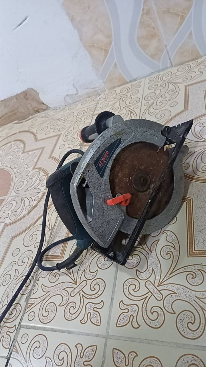 ئەم دوو  مشاری دار بڕین و ئەلەمنیومە بۆ فرۆشتن بێعەیبە لە سلێمانیە
نرخی گەورەکەیان 80هەزار 
نرخی بچوکەکەیان 40هەزارە
ژم ***********
