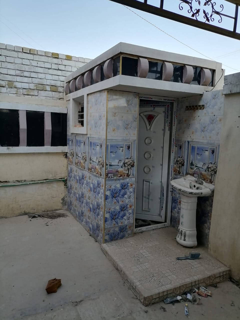 مشتمل للبيع بالتوزيع ال ٢٣ الف طابق ونص ١٢٥ متر شارع ٢٠ متر بناء طابوق غرفتين نوم وصالة واستقبال ومطبخ وصحيات عدد ٣ ومنور وكراج وسقيفة السعر ١٢٠ قابل للتفاوض
