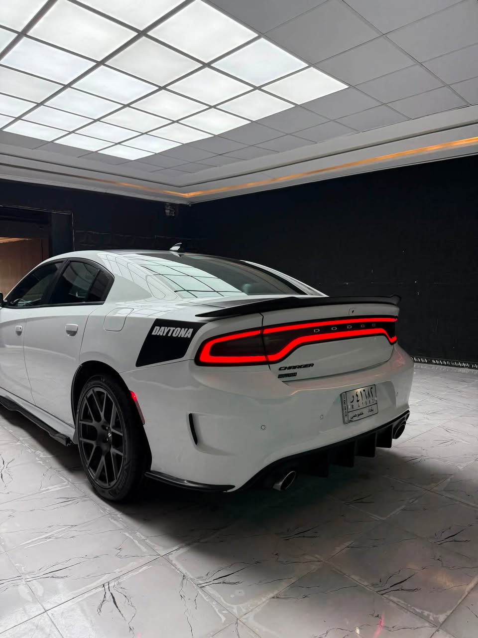 🏎️ دودج جارجر دايتونا 2018 - للبيع
الموديل: 2018

المسافة المقطوعة: 47,000 ميل فقط

حادث جاملغ خلفي ايمن فقط(نظافة فول)

الفئة: دايتونا أصل (Daytona)

محرك هيمي 5700

المواصفات: فول مواصفات 1/1 (Full Options)

⚙️ المواصفات والتفاصيل:

المحرك: V8 HEMI بأداء وقوة ممتازة.

أنظمة الأمان والقيادة الذكية:

رادار أمامي: نظام رادار للتنبيه من الاصطدام الأمامي مع مثبت السرعة التكيفي (Adaptive Cruise Control).

رادار جانبي: نظام مراقبة النقطة العمياء (Blind Spot) والتنبيه عند تغيير المسار.

حساسات خلفية + كاميرا للرجوع للخلف.

المقصورة الداخلية: مقاعد جلد مع شامواه (Alcantara) مطرزة بشعار Daytona الأنيق.

الشاشة والترفيه: شاشة كبيرة 8.4 إنش تدعم Apple CarPlay و Android Auto مع نظام ملاحة (GPS) ونظام صوتي عالي النقاء.

الأداء: نظام Super Track Pak مع صفحات Performance Pages للقيادة الرياضية.

الراحة والتحكم:

تدفئة وتبريد المقاعد الأمامية + تدفئة المقاعد الخلفية.

تدفئة المقود (الستيرن).

نظام تشغيل عن بعد.

الشكل الخارجي والأناقة:

فتحة سقف.

ويل كب دايتونا حجم 20 أصل.

بريكات بريمبو (Brembo).

حزمة واستيكرات دايتونا الأصلية

للاستفسار ***********
