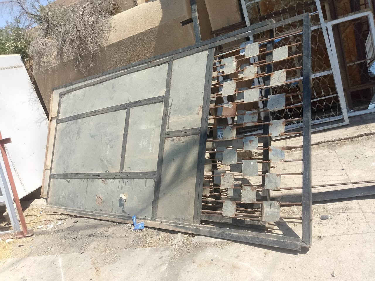 باب حوش قياسي 4*4 عنوان طريق مستشفى العام قرب جيش شعبي اي استفسار ***********
