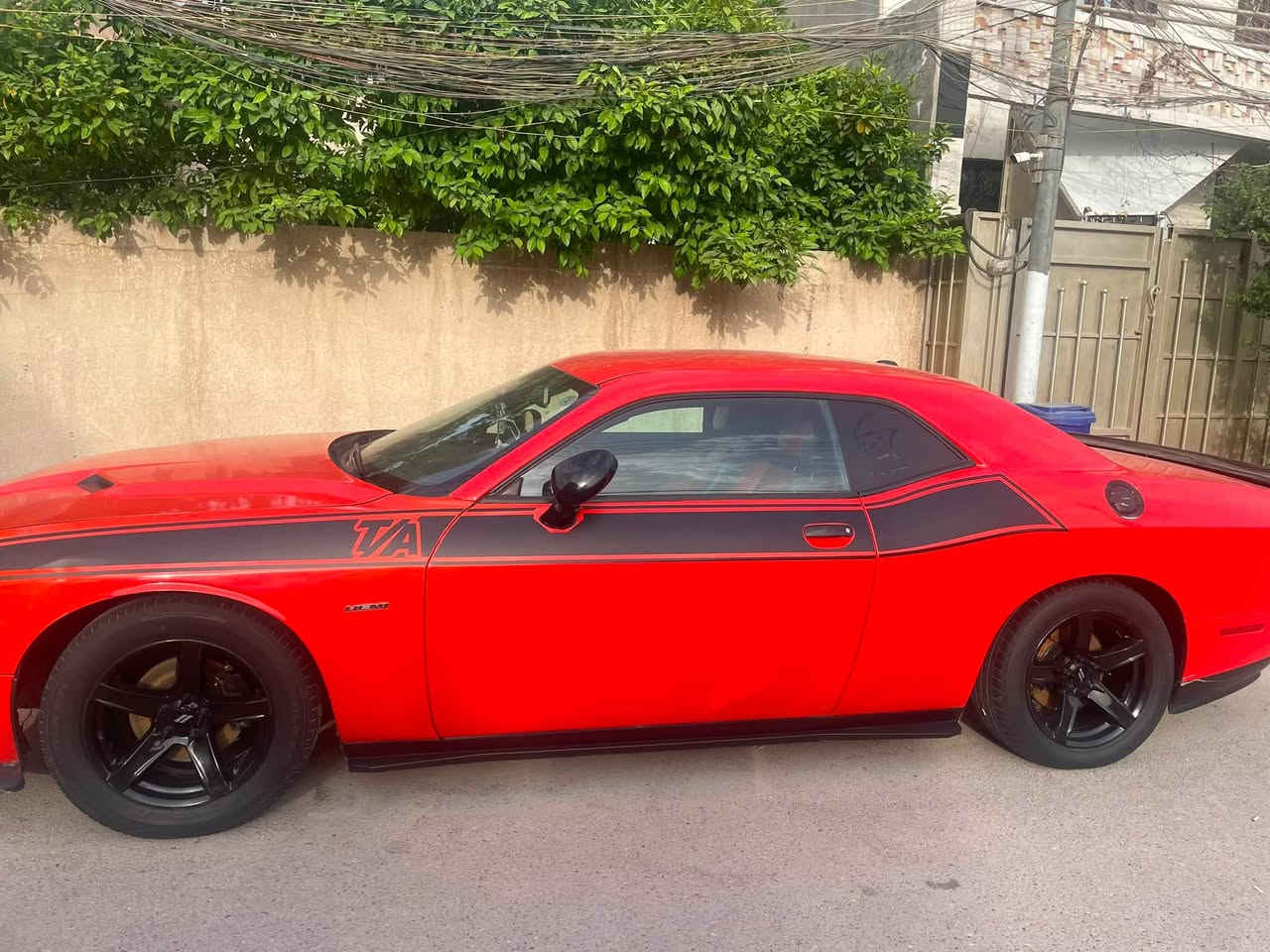 بسم الله يا الله
للبيع جالنجر RT موديل 2017

* المحرك: HEMI 5.7 V8
* ناقل الحركة: أوتوماتيك 8 سرعات
* الدفع: خلفي (RWD)
* اللون: برتقالي
* الممشى: 55 ألف كم

حالة السيارة:
* عقل الوكالة مقفول وغير مبرمج أو مملعوب بيه.
* المراوح كلها بلديات وممبرمجة
* الفصلة للـ 4.
* المحرك والكير مكفول والسيارة استخدام شخصي لا استعراض ولا ساحة
حجر شادلها مال سكات ٢١ 
بقية الكزوز بلادي
شاشة جبيرة و كامرة
كشنات تدفئة وتبريد بس ما اعرف شنو مشكلة ميشتغلن
جاهزة للفحص بأي مكان يختاره المشتري.

حادثها موضح بالصور جاملغات امامي ثنينهن وباب سائق وبنيد مصبوغ وشوية يم قبغ البانزين 
 اعتبرها حزام 
راديترات جديدة مبدلهن البقية على وضع وكالة حتى ويالة مبدلهن اكبر علمود احافظ على سيارة والصدر
يرادلها شوية ترتيب مازدات ودعامية فقط

💰 السعر: (145$) وبيها مجال 
📞 للتواصل: (*********** مكاني الغزالية او منصور
