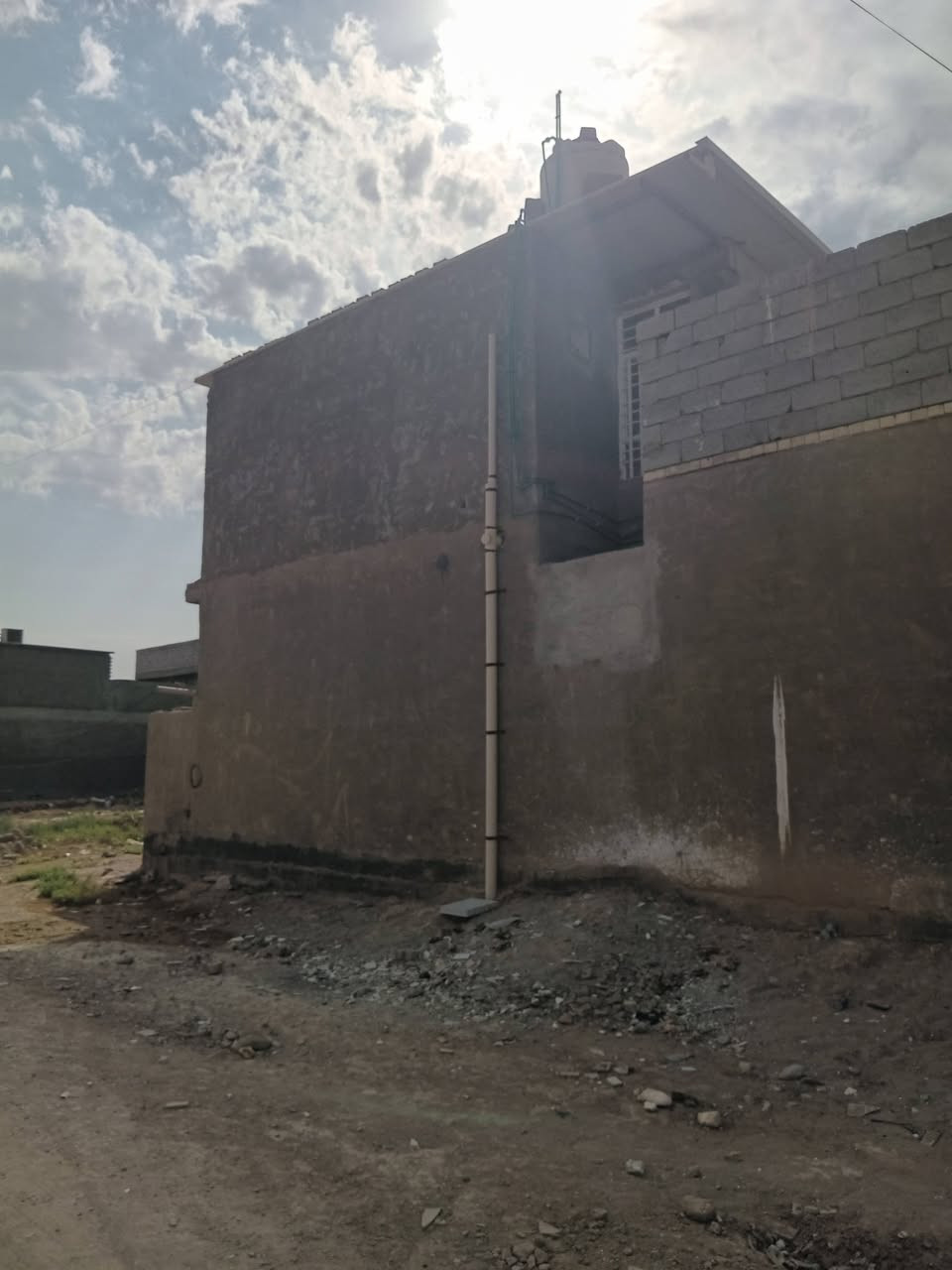 بيت ١٥٠ متر طابو صرف قاطين ٤غرف نوم 
الطابق الثاني كامل ٢غرف صاله وحمام وتواليت
والطابق الارضي ٢غرف نوم وواستقبال وصاله ومطبخ وحمام داخلي  وتواليت خارجي
البناءطابوك تاريخ البناء ٢٠٠١٩ الاتصال على الرقم *********** وتساب نفس الرقم عنوان ناحية الوحده  قرب محطه المجاري الجديده ال٥
