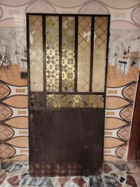 عندي باب خشب +باب حديد ثقيل  اللبيع السعر خاص  07868451505 بيه واتساب