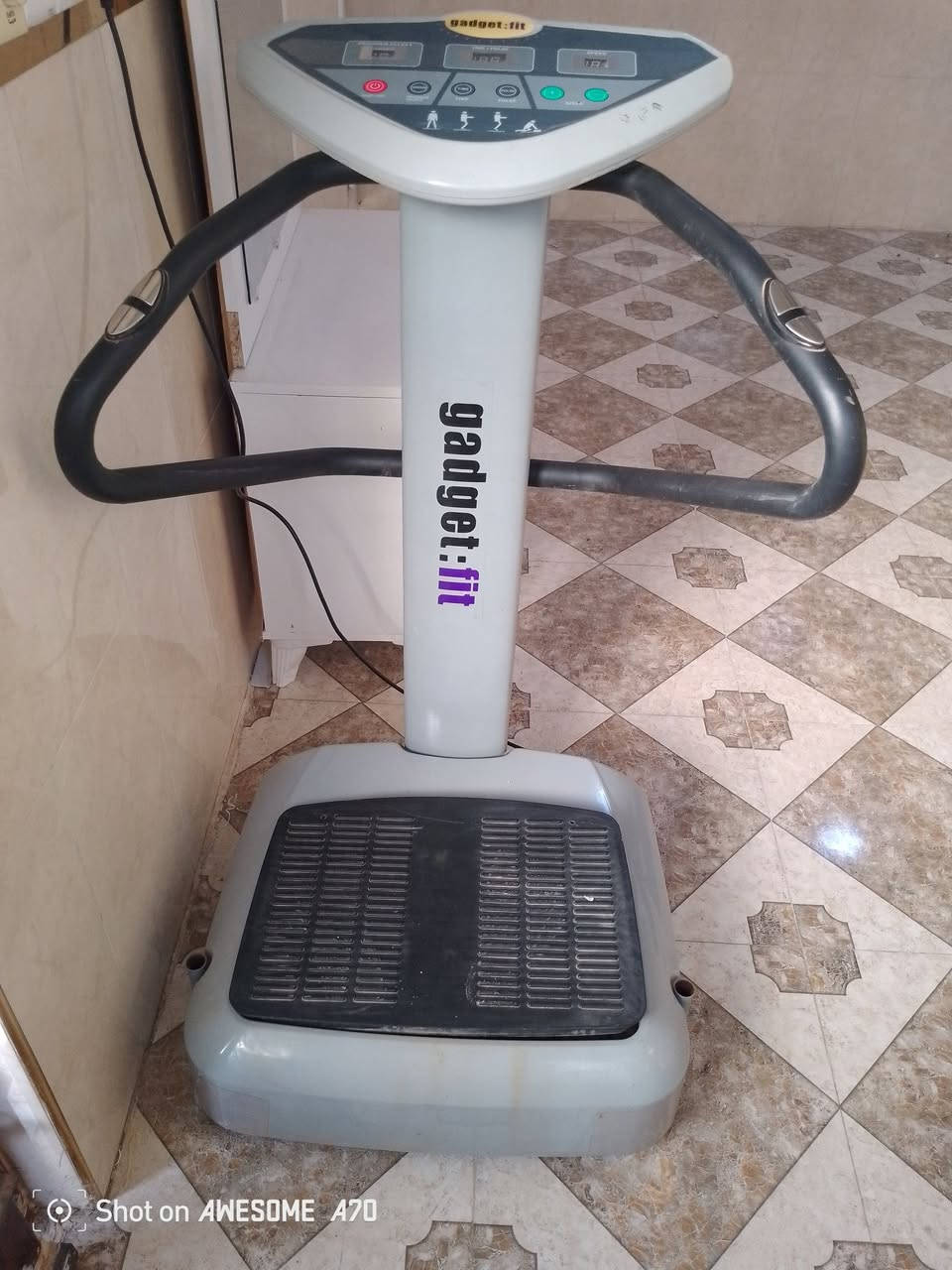 جهازرياضه شرط النضافه والشغل سعر(٧٥ الف***********

نص مكتوب في الصور:
- Shot on AWESOME A70