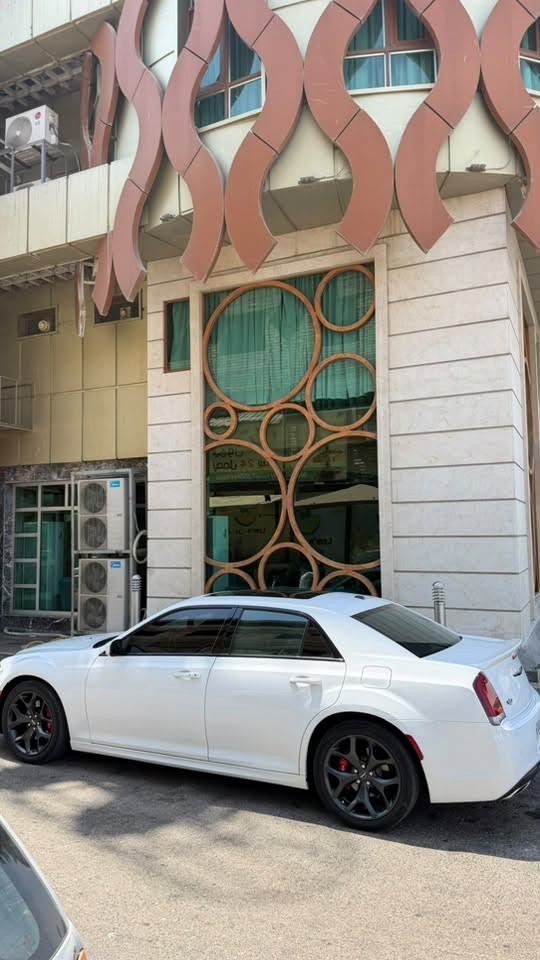 للبيع: كلايسلر اوباما 300S (موديل 2023) – وكالة هارلم
الموديل: 2023  
رقم : اربيل بأسمي
 العداد:  40 ألف    
 الوكالة: هارلم   
 المحرك: 3.6L V6  
 الفئة: 300S   
أبرز المواصفات والتجهيزات:  
 فتحة سقف بانوراما بالكامل  
  
كشنات جلد مع نظام تدفئة وتبريد  
 نظام صوتي فاخر Alpine / Beats مع دمام
 رادار أمامي، تحديد مسار، ونظام تنبيه النقطة العمياء
 تشغيل عن بُعد + بصمة دخول وتشغيل  
 ويل كب مقاس 20 بتصميم 300S الرياضي 
 كاميرا خلفية + حساسات 360 درجة
 إنارة LED بالكامل مع كشافات
الحالة العامة:
شخوط وشبر بارد موضح بالصورة
السيارة على وضع الشركة ، دهن وادامة من وكالة موتل
📍 المكان: [النجف ]
💰 السعر: [335 قفل ] 
📞 للتواصل والاستفسار واتساب : ***********
