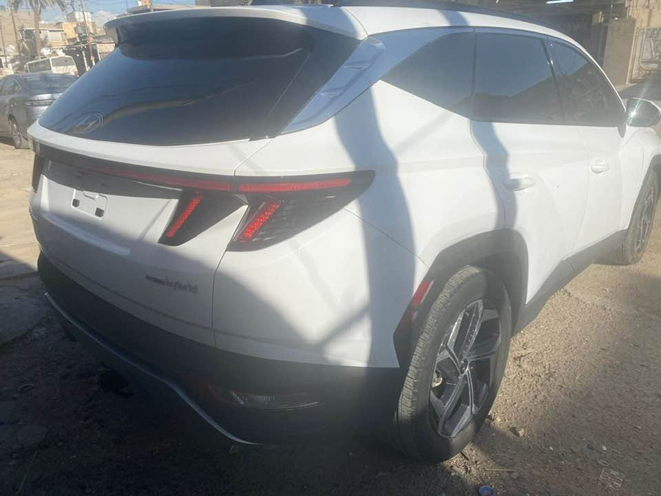 � هيونداي توسان 2024 Hybrid – فل الفل 🔥🔥

🇺🇸 وارد أمريكي
📅 موديل 2024
⚡ هايبرد
📍 ماشية فقط 14 ألف كم
💎 أعلى مواصفات – Full Full

✨ المواصفات:

* محرك هايبرد 1.6 تيربو
* دفع رباعي AWD
* قير أوتوماتيك
* سقف بانوراما
* جلد فاخر
* مقاعد أمامية كهربائية
* تدفئة وتبريد المقاعد
* تدفئة المقود
* شاشة وسطية كبيرة
* شاشة عدادات رقمية
* Apple CarPlay & Android Auto
* كاميرات أمامية على الدشبول 📹
* كاميرات 360°
* حساسات أمامية وخلفية
* Blind Spot
* مثبت سرعة متكيف
* Lane Keep Assist
* تحذير مغادرة المسار
* تحذير الاصطدام الأمامي
* فرملة طوارئ أوتوماتيكية
* تحريك السيارة للأمام والخلف بالريموت 🎮
* تشغيل بصمة
* دخول ذكي
* Push Start
* شحن لاسلكي للموبايل
* باب خلفي كهربائي
* إضاءة LED
* جنوط رياضية
* تكييف أوتوماتيك
* نظام صوت فاخر
* أنظمة أمان ومساعدة قيادة متقدمة

🔥 سيارة نظيفة جداً، أعلى فئة، هايبرد، وممشاها فقط 14 ألف 
السعر 210
***********
