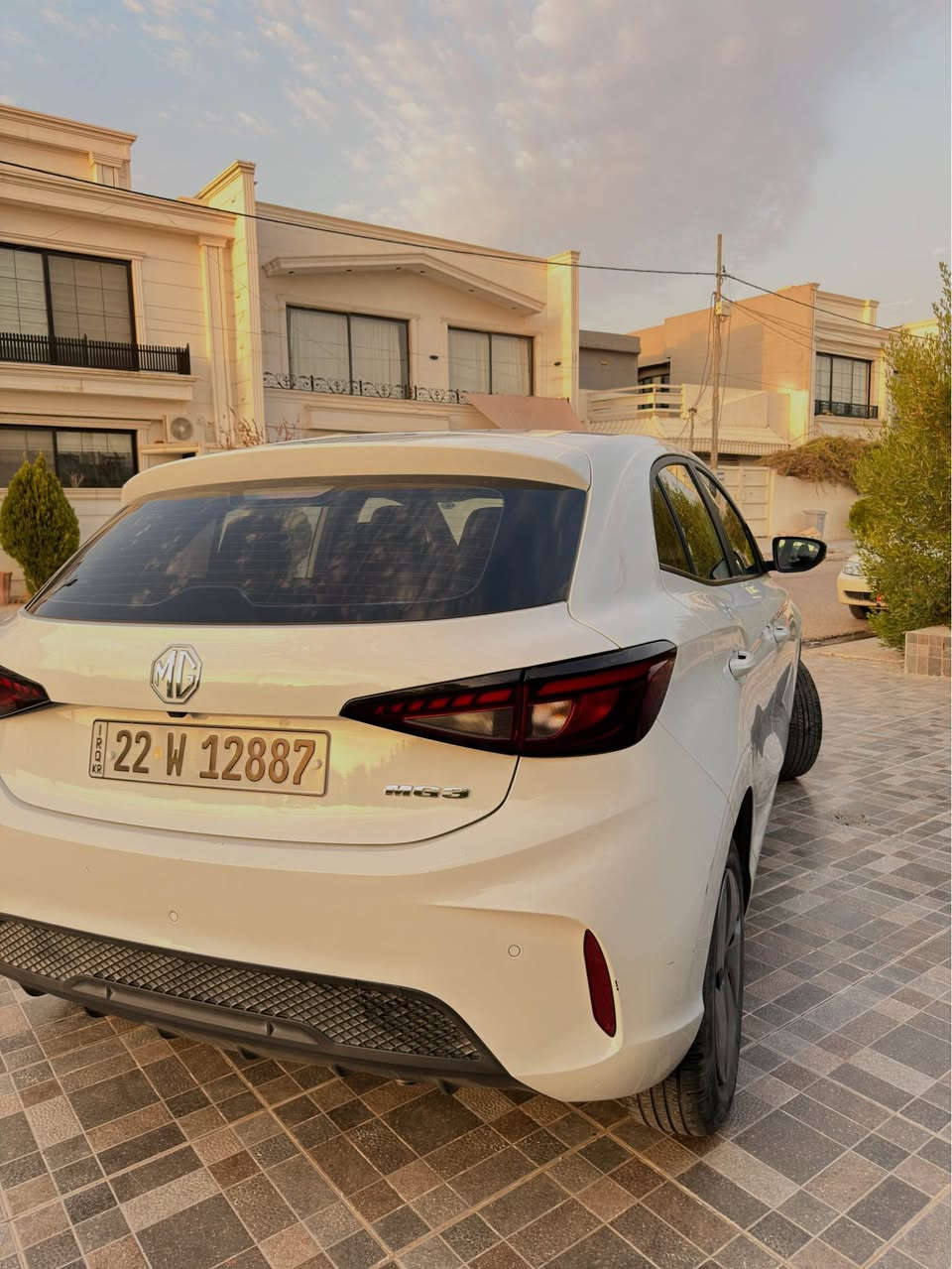 🚘🔥 MG3 بۆ فرۆشتن 🔥🚘

سەیارەکە زۆر جوان و ڕێکە، بەکارهێنانی زۆر کەمە و تەنها 37 هەزار کیلۆمەتر ڕۆیشتووە. 👌✨
لەسەر دەقی شەریکەی خۆی ماوەتەوە و ماندی نەکراوە، سەیارەکە سبوخی نیە 

⚙️ ماتۆڕ 1.5 بەنزین
..
🤍 ڕەنگی سپی
🖤 ناوەوە ڕەش
❄️ کولەری باش
📷 کامێرای دواوە
📡 سانسۆت
🖥️ شاشە
🎵 بلوتوس
🎛️ کۆنتڕۆڵی ستێرینگ
🪟 جام و ئاوێنە کارەبایی
🚫 سبوخی نیە
✨ لەسەر دەقی شەریکەی خۆی ماوەتەوە
🛞 تایەرەکان باشن
⚙️ مەکینەو و گێڕ بە شەرت

🔹 تەنها دەرگای پشت لای شۆفێر قۆپی هەیە و نزیکەی 5–6 تازەڕکوتی بچووک هەیە.

💎 سەیارەیەکی جوان و گونجاوە بۆ کەسێک کە بەدوای MG3 دەگەرێت

📍 شوێن: هەولێر
📞 ***********

📩 بۆ زانیاری زیاتر و بینینی سەیارەکە پەیوەندی بکەن. أربيل, العراق
