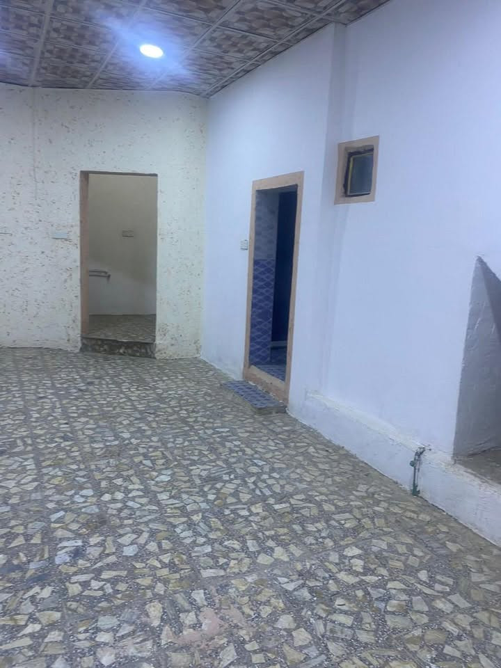 مشتمل طابق ارضي
غرفتين وصالة ومطبخ وحمام وتواليت 
١٠٠متر 
حي ميسان بداية شارع عودة قريب على خط الكيات 
سعر الايجار ٣٠٠ الف كل شهر 
***********
