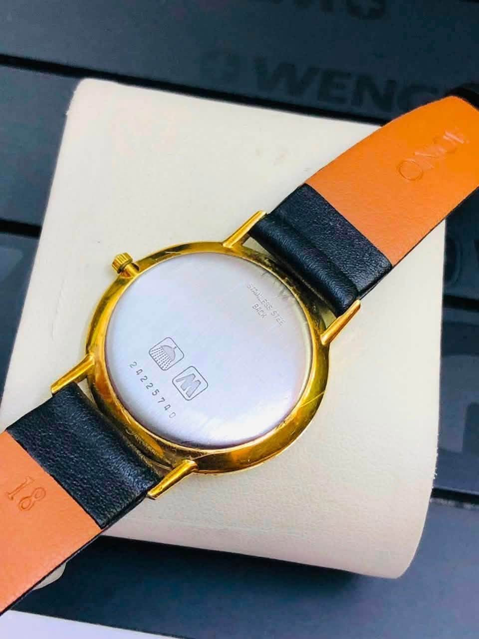 ساعة لونجين( LONGINES) كواتز 
سويسري اصلي  انتاج الثمانينات 
 سلم / تغليف ذهب 20 مايكرو    
للاتصال ***********
