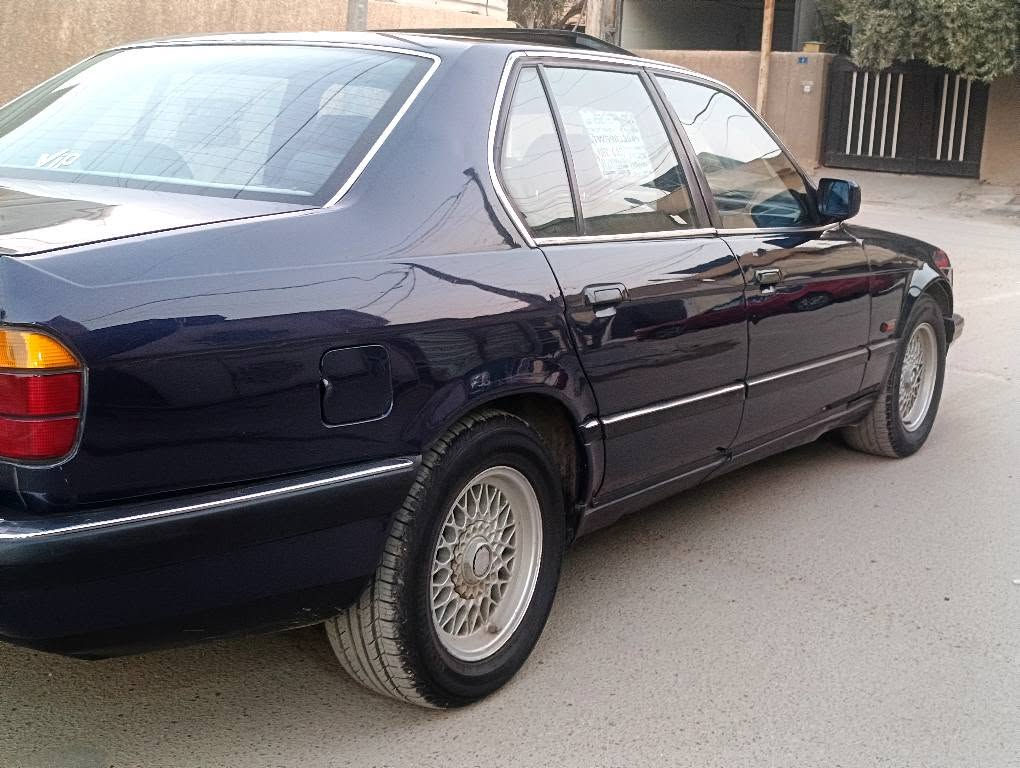 بي ام دبليو 1992 فول مواصفات واحد على واحد رقم بغداد انكليزي 
السياره جدآ جدأ جديده جاهزه من جميع النواحي 
كير مكينه حاويه جديد 
صدر امامي وخلفي جديد 
تبريد منضومة كله جديده تبريد ثلج
دواخل جلد جديده
سلايت شغال 
كهربائيات كله شغاله  
كراسي كهرباء شغاله 
رون كيلو متر كيچ بانزين كله شغال 
السياره جاهزة والسياره مكفوله من الضربة والخياس أول صبغه اله اصفاحه موس 
الواقع احله من الصور 
السعر 55.  وبيه مجال جدآ جداً بسيط 
*********** بغداد, العراق
