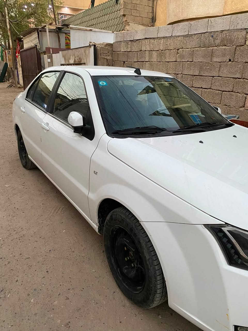 السلام عليكم 
سياره سمند دنا موديل 22 ماشيه 21الف يعني زيرو كير عادي ع ايدي السياره مطلوبه للمصرف يعني ابيع واسدهاااا راساا واحول لليشتري رايدها  82 وبيها مجال بسيط الساره مكانها الزعفرانيه للاتصال ***********
