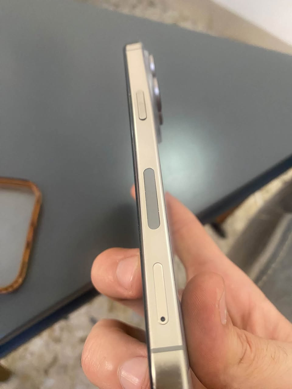 السلام عليكمiPhone 15 Pro Max  للبيع فقط
ذاكره 256
بطاريه 81
دبل سيم كرت 
جهاز مبدل شاشه مال تفصيخ من جهاز ثاني ومكتوبه بلاعدادات مستعمله وبي الكامره رقم واحد شويه بيه تراب واضحه بس للامانه لازم اكتبه نضافه الجهاز 85 بلميه السعر 700 وبي مجال كلش بسيط مكاني بغداد العطيفيه ***********

نص مكتوب في الصور:
- ١٢:١٩
- القطع والخدمة
- تجمع Apple سجل تاريخ القطع والخدمة، وهذا
- السجل يعرض معلومات عن هذا الـ iPhone وحالته
- وتفاصيل إصلاحه معرفة المزيد...
- سجل تاريخ الخدمة
- الشاشة
- مستعملة