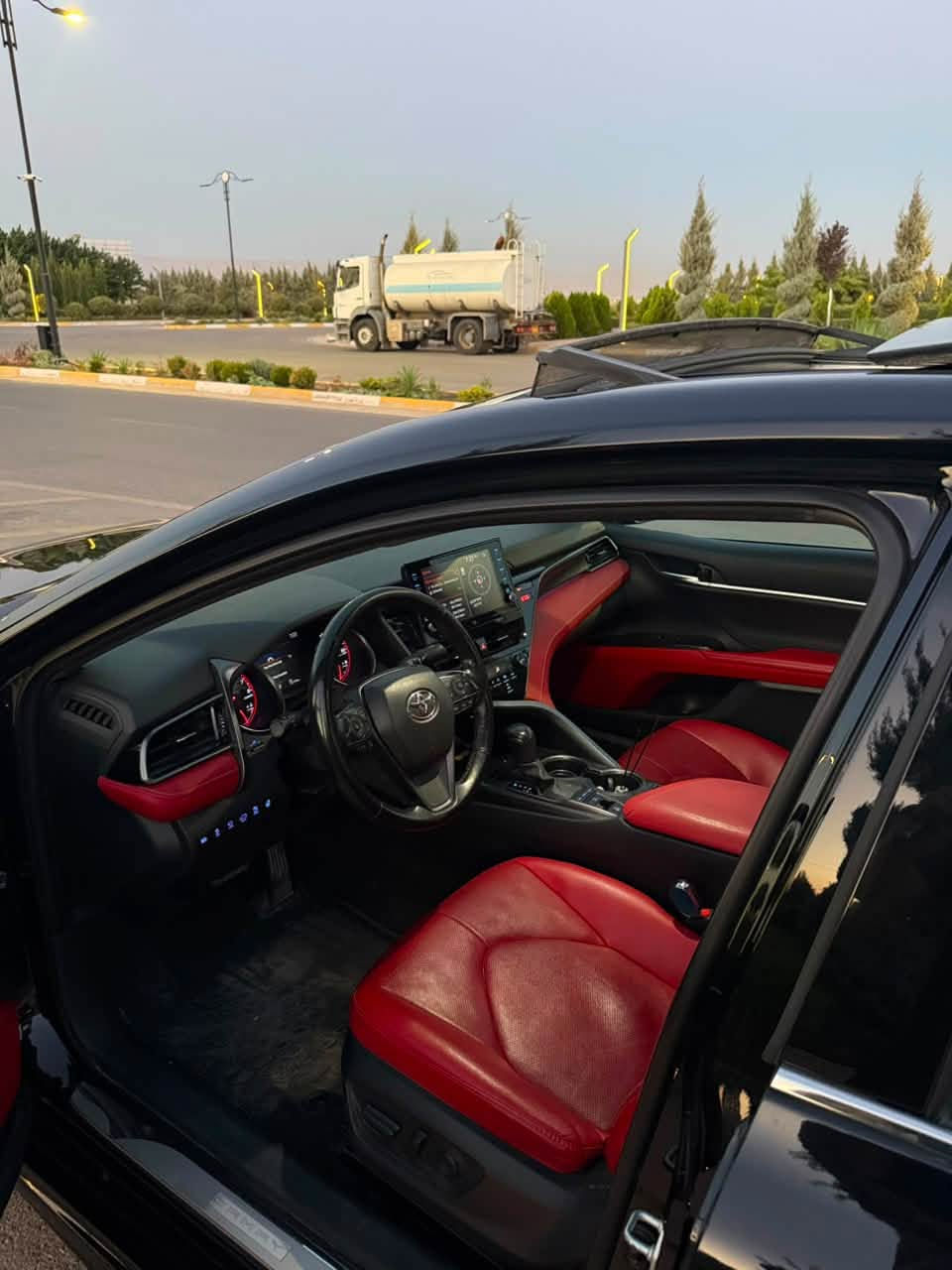 TOYOTA CAMRY XSE V6
سەیارەکە بی بۆیاخ بێ سارد بێ کرانەوە 
مواسەفاتی فول فولە 
•شەش بستۆنە 
•پانۆراما
•بەسمە 
•داتاشۆ 
•شاشە گەورەو شاشە  و سەماعە JBL 
•سێ مۆدی لێخورین (eco , normal, sport)
•تراکشن کۆنترۆڵ
•برێک کارەبای ، HOLD
•کوشن سارد و گەرم 
•کوشنی سەکن و سایەق کارەبای 
•سوکان هیتەر 
•حاسە و رادار پێش و دواوە ، پێنج کامێرە و 360  دەرەجە 
•وایەر لیس چارچ 
•ناو گێچ دیجیتاڵ 
.سوکان ڤۆلیۆم
•لایت لید و عەدەسە و زینۆن ، بلاجکتۆر 
•بەگ لایت لید 
•تەبریت مەرکەزی 
•ناو سوور بیلادی 
•تحدید سورعە 
•گێر ئۆتۆماتیک و عادی 
•ئاوێنە رادار 

* گێر و مەکینەی نەکراوەتەوە بێ عەیبە بە شەرت 

* سەیارەکە هیچ مەسرەفێکی نیە چوار تایەی تازەی لەسەرە
هیچ تەقەو رەقەی نیە ، رۆن و فلتەر هەموی تازە گۆراوە 

* سەنەوی رەقەم هەزەی تازەیە 
* سعر :۲۳۹ گەلاو مەجال 
ژ.م: ***********
ناونیشان: سلیمانی
