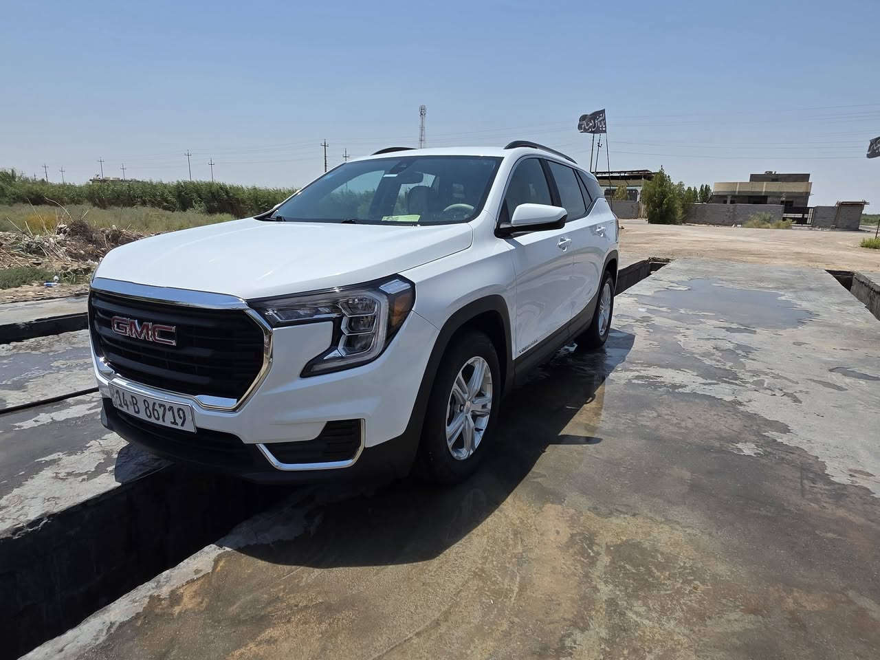 🚨 للبيع GMC Terrain SLE 2022 🚨
سيارة جاهزة ومابيها اي نقص ، وعلى الفحص.

━━━━━━━━━━━━━━━━━━

🚘 معلومات السيارة:

1️⃣ النوع: GMC Terrain
2️⃣ الموديل: 2022
3️⃣ الفئة: SLE
4️⃣ المحرك:1.5 Turbo   / سلندر 4
5️⃣ القوة: 170 حصان
6️⃣ ناقل الحركة: أوتوماتيك 9 سرعات
7️⃣ الدفع: أمامي FWD
8️⃣ اللون: أبيض 🤍
9️⃣ الممشى: 107,000 كم وقابل للزيادة
🔟 التشغيل: تشغيل عن بُعد 🔑
1️⃣1️⃣ المنشأ: مستورد أمريكي 🇺🇸

━━━━━━━━━━━━━━━━━━

⭐ المواصفات والتجهيزات:

🔹 شاشة لمس
🔹 Android Auto
🔹 Bluetooth
🔹 كاميرا خلفية
🔹 مثبت سرعة
🔹 دخول بدون مفتاح
🔹 إضاءة LED
🔹 تحذير الاصطدام الأمامي
🔹 فرملة طوارئ أوتوماتيكية
🔹 المحافظة على المسار
🔹 تحذير مغادرة المسار
🔹 نظام صوتي
🔹 Wi-Fi Hotspot
🔹 مقاعد خلفية قابلة للطي
🔹 مساحة تحميل ممتازة

━━━━━━━━━━━━━━━━━━

🔍 حالة السيارة والملاحظات:

⚠️ السيارة بيها طختين بسيطات فقط:

🔸 الأولى: بالجاملغ الأمامي، جهة الراكب.
🔸 الثانية: طخة بسيطة بباب الراكب الخلفي.

📸 أماكن الطخات واضحة بالصور، ورقم الشاصي موجود بالصور.

━━━━━━━━━━━━━━━━━━

💰 السعر المطلوب: 160 ورقة

📍 الموقع: البصرة / الدير / النشوة

📞 للتواصل:  ***********
