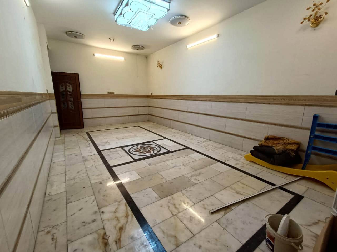 السلام عليكم بيت للايجار مساحه 165ارضي يتكون من طارمة استقبال مدخل ثاني ممر مطبخ حار وبارد صالة منطقة الدرج غرفة نوم ارضي الطابق الثاني غرفة نوم وغرفة ثانية هيكل مخزن جميلة الثانية خلف معجنات فلس او شارع كوفان  للاتصال على الارقام ***********او***********دلالية المصطفى المحامي حسين ابو علي
