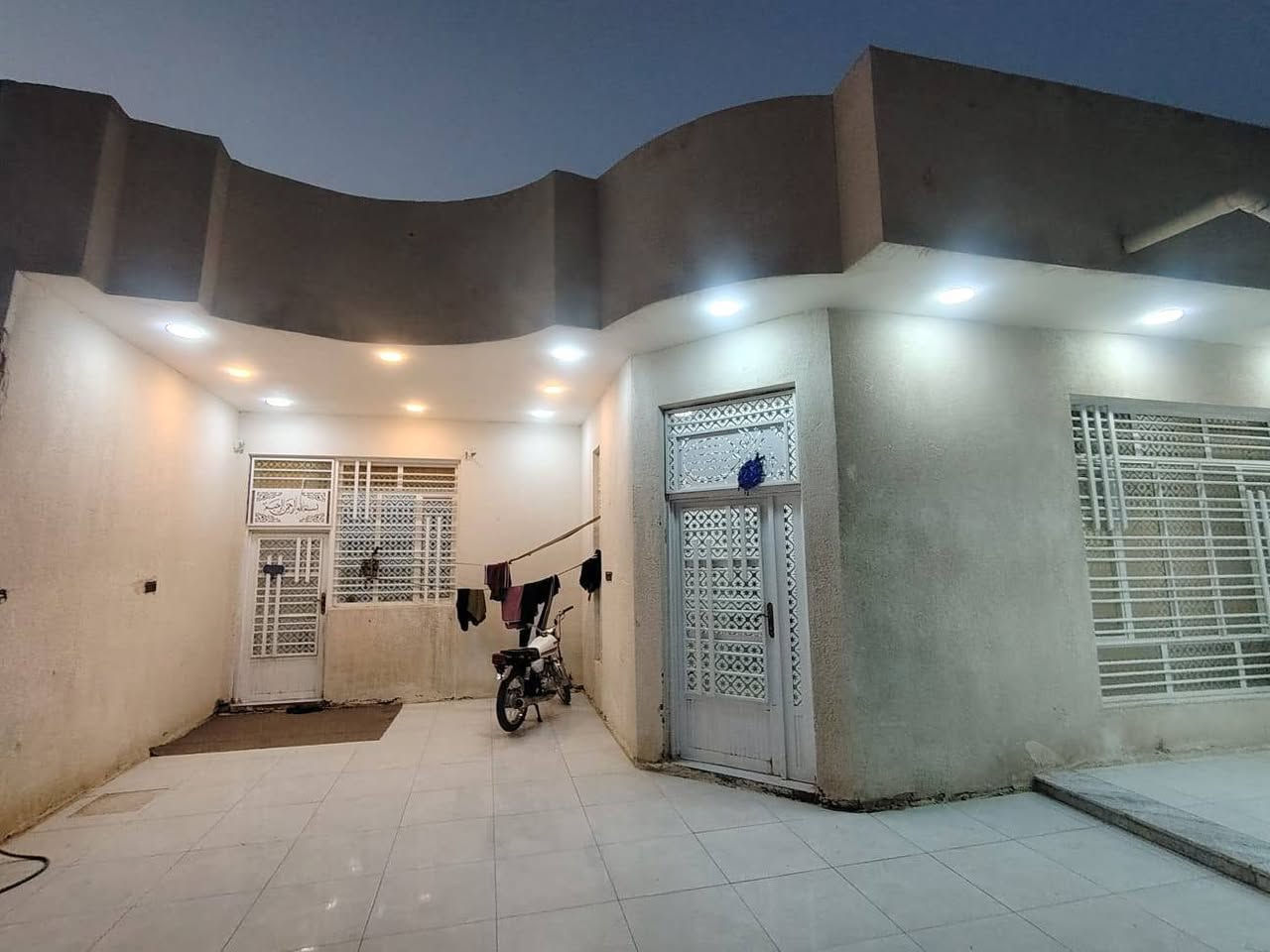 السلام عليكم بيت للبيع مساحه الارض 750 متر في منطقه المزبانية الاستفسار الاتصال على الرقم 
@***********
