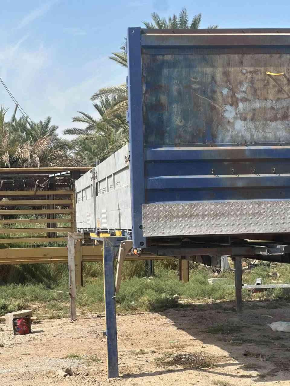 للبيع بدي قفل حاويه هوه ودبل شاصي مالته كامل بدي جديد كهربائيات شغاله بدي جديد سعره15ورقه وبي مجال مكاني ديوانيه الاستفسار ***********
