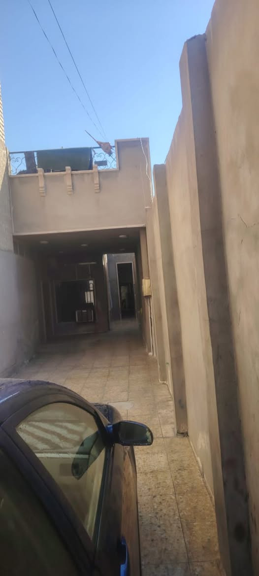 اسلام عليكم بيت للبيع طابو في بغداد منطقه الكماليه شارع 70 قاطين جوه غرفتين وهول وستقبال وصحيات وحمام ومطبخ والفوك 3 غرف وحمام ومطبخ ومساحه كعده بره المطبخ وكذالك حديقه مرتبه مساحت البيت 288 متر/***********
