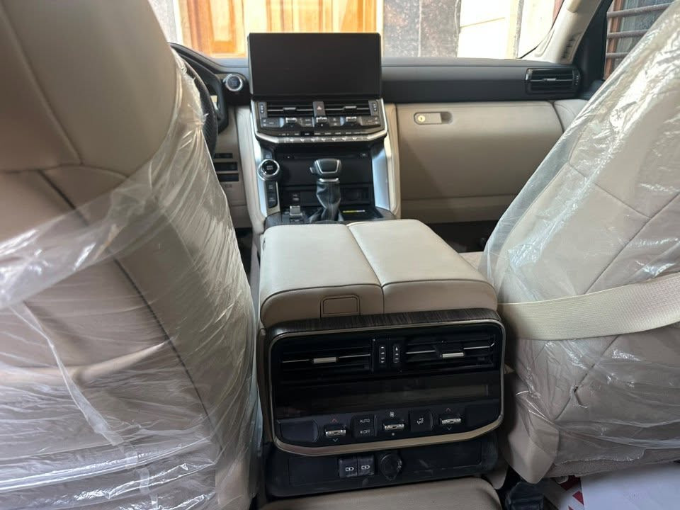 لاندكروز vx لمتد موديل ٢٠٢٤ رقم بغداد كفالة عامة ماشية ١٥ الف غراضها كلها بعدها بنايلون مكانها بغداد حي الجهاد 
سعر ٧٥٥ مجال بسيط الي يعجبة السعر حياه الله والمايعجبة السعر يعبر المنشور ***********
