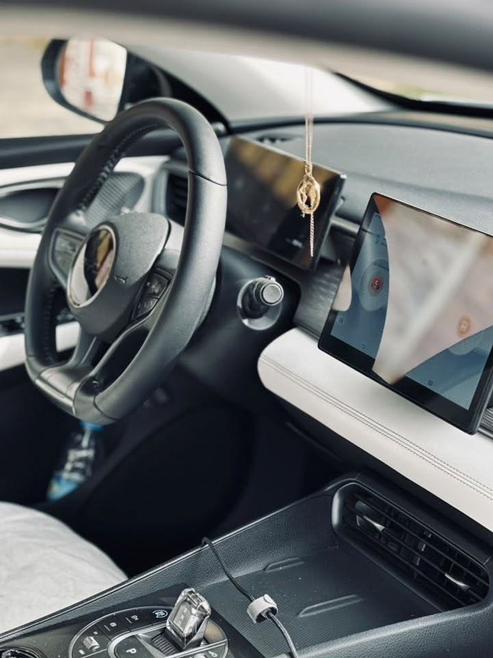 بي واي دي سيل فايف BYD Seal 05
موديل 2025 لون ابيض 
رقم بغداد بأسمي 
ماشية 19 الف كيلو 
على HEV تقريباً 11 
على الEV تقريباً 8 

مواصفات السيارة معروفة 
كاميرا حساسات لد امامي خلفي تبريد قطعتين مثبت سرعة جام اوتو وغيرها من المواصفات

عليها اضافات 
- ويل كب تو سايس عريض عنكبوت 
حجمة ١٧ مو ١٨ يعني ما بي طسة او دوية 
صناعته تايوان اصلي تخمين بالعراق فقط 
اني ماخذ واحد وولد بسليمانية اخذ واحد 
- قمارة ppf اسود لامع 
- كفرات باتمان وسبايدر ويدات 

السيارة بيها ملاحظات بسيطة 
بالجنطة وبباب السكن PDR وبالبنيد شخط بسيط

رايدها ب19,200 بيها مجال 
هذا السعر بدون الويل
سعر الويل وحد 
اني اخذته ب٧٥٠ الف بدون تايرات
احسبه ب٧٠٠ هو والتايرات للمشتري
***********
