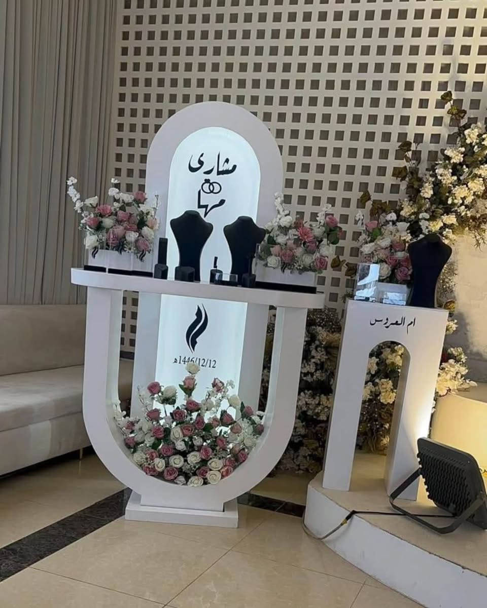 كوشة الورد حسب ذوق الزبون كل هل تفاصيل وجمال مع شد ونقل وترجيع 150 فقط كوشة فخمة متوفر كوشات حنه وعرس وثيمات عنوان تكريت للحجز خاص او واتساب ***********

نص مكتوب في الصور:
- a_8bi_