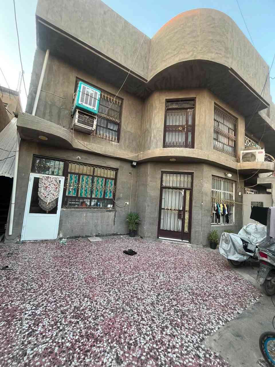 بيت ٢٠٠ متر البيع المكان في الجمجمة خلف المحكمة الجديد ايم المطاعم الجمجمة البيت متكون من ٤غرف نوم وستقبل وكندور ومطبغ  السعر ١٦٠ قابل التفاوض رقم ابو البيت *********** طابو زراعية سند ٢٥
