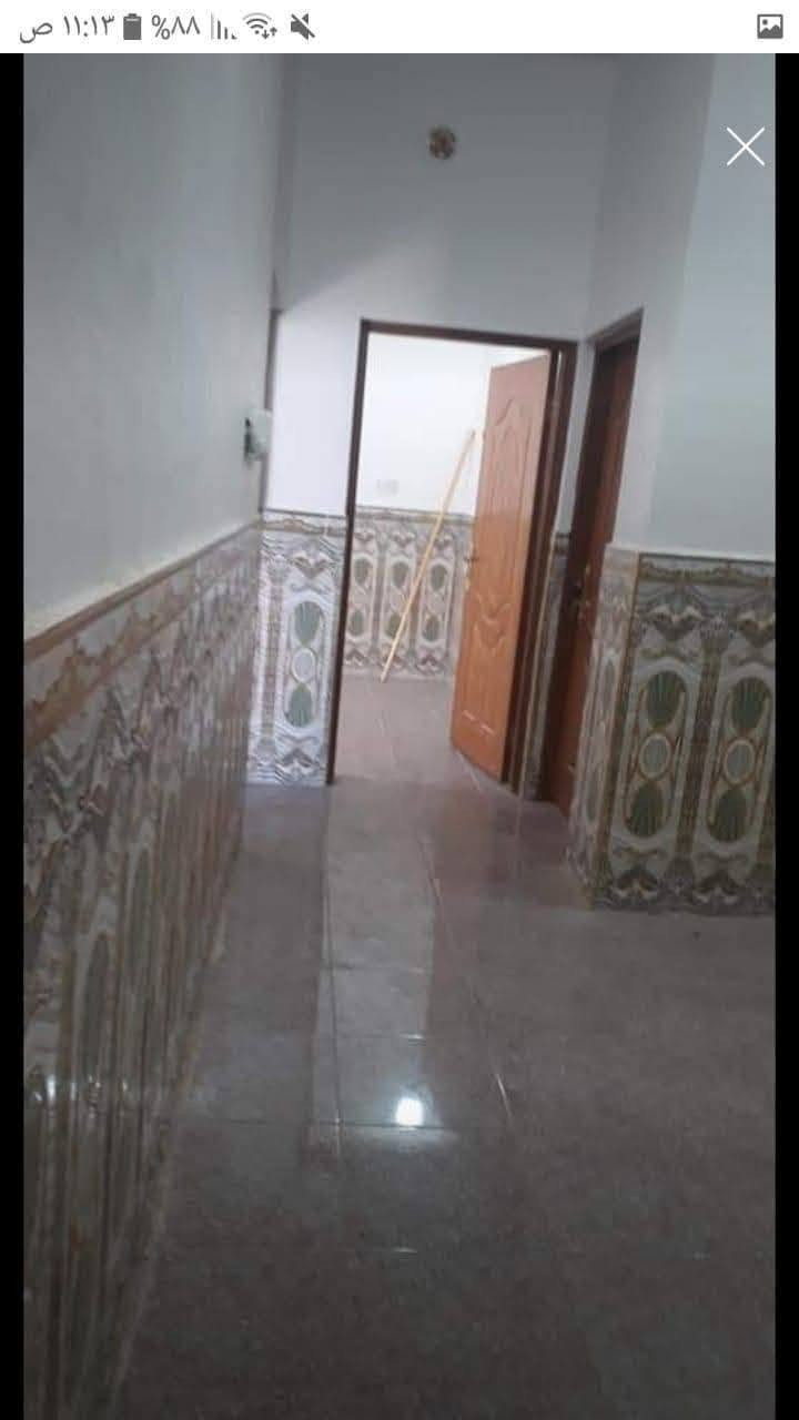 سلام عليكم بيت زراعي علوة الفحل شارع معمل الموز خلف المعمل مشمول بلتطويب وبي رقم مساحه 110 م تفاصيل البيت يتكون من غرفه وستقبال صاله مكشوفه تخاريج داخليه خارجيه مطبخ طارمه اساس صب بنيان ابلوك  سقف اعكاده ارضيه بورسلين جدار بورك وسيراميك السعر 24 بي مجال ( ***********)
