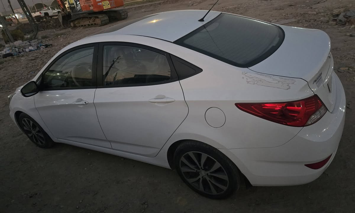 للبيع اكسنت خليجي فول مواصفات رقم بابل انكليزي بأسمي موديل 2015 محرك  1600 هزه جديده وسنويه31 
سياره كفاله من اي ضرر
محرك وكير ايضاً مكفول
للاستفسار : ***********
مكان السياره في بابل .
