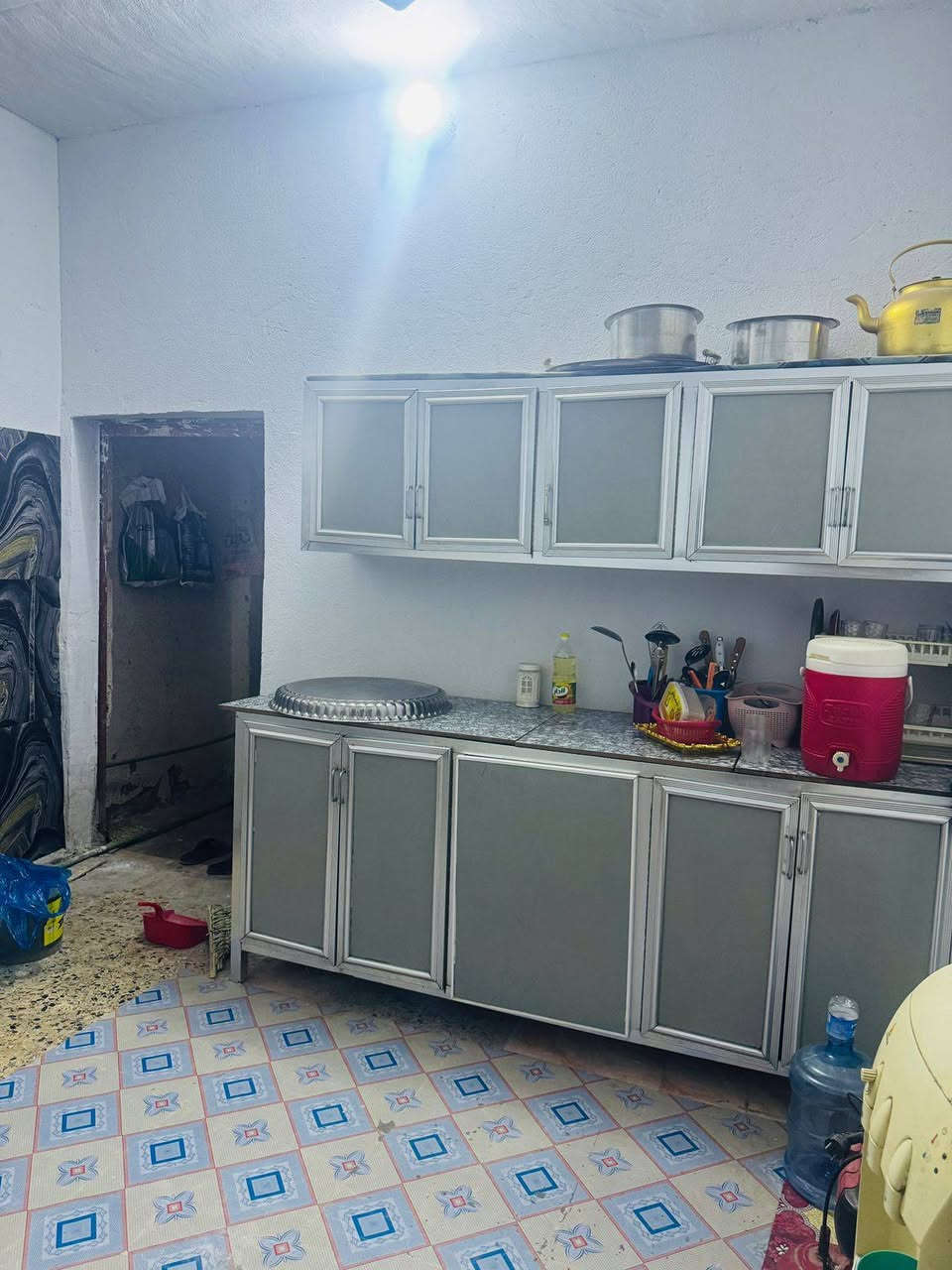 بيت 200 متر حي الرافدين ثاني بيت عن الركن قرب المدارس قرب ملعب اريدو
يحتوي الطابق الأول على استقبال وهول وصالة وغرفتين ومطبخ الطابق الثاني يحتوي على غرفه وصاله ومطبخ
 وشقة معزوله غرفه وصالة ومطبخ وصحيات
السعر 270 بيه مجال
للإستفسار ***********
