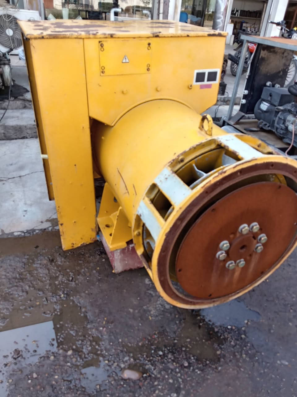 راس توليد للبيع الهاتف ***********
تظهر الصورة لوحة بيانات لمولد كهربائي (Generating Set) من إنتاج شركة SAKR Power Systems اللبنانية.معلومات اللوحة والتفاصيل الرئيسية:الشركة المصنعة: صقر باور سيستمز (SAKR Power Systems S.A.L) - لبنان.القدرة الأساسية (Prime Power): 750 كيلو فولت أمبير (kVA).قدرة الطوارئ (Standby Power): 825 كيلو فولت أمبير (kVA).الجهد (Voltage): 380 فولت.التردد (Frequency): 50 هرتز (Hz).السرعة: 1500 دورة في الدقيقة (RPM).نوع المحرك: Perkins.الوزن (Mass): 4500 كجم.

