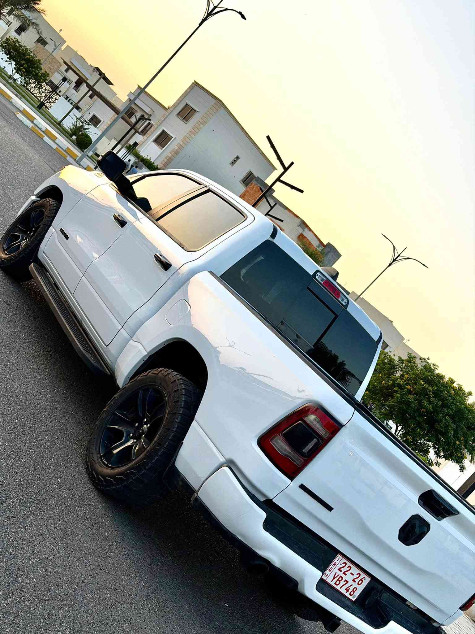 رام بيك هورن • V8 ٥٧٠٠ • شاشة تيسلا