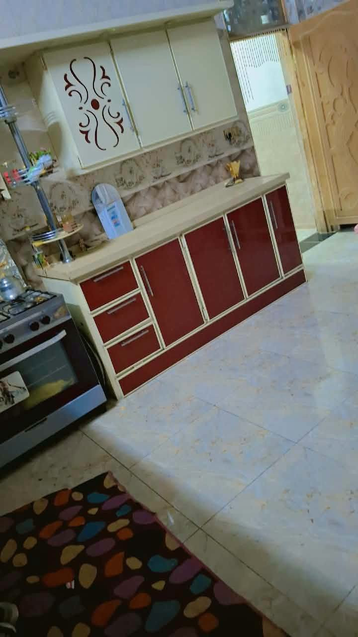 السلام عليكم بيت للبيع طابو زراعي المساحة250متر بناء حديث عالي عن الشارع يحتوي علئ غرفتين نوم وهول كبير وصاله ومطبخ وصحيات خارجية وداخلية العنوان محيزم 4 شلرع شريفه ع مقابل الملعب الخماسي وقريب من شارع 100 للاستفسار الاتصال علئ الرقم ***********
السعر125 وبيه مجال
