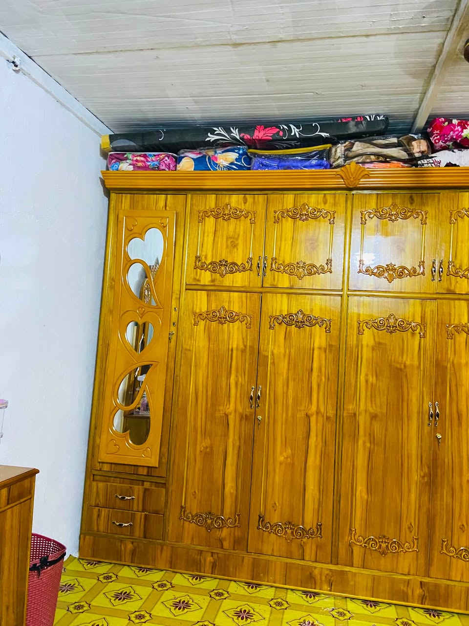 السلام عليكم 
غرفة خشاب 
البيع مستخدمه ٤اشهر جديده بل باكيت شخط ما بيه نضيفه ومن تجي شوف بعد احله لن تصور ظالمه والله اخذته 1200 سعره وهسه ماعرف ابن حلال شكد ينطي بيه القرفه ٨قطع  
 العنوان واسط الحفريه استفسار اتصل تفاصيل ***********
