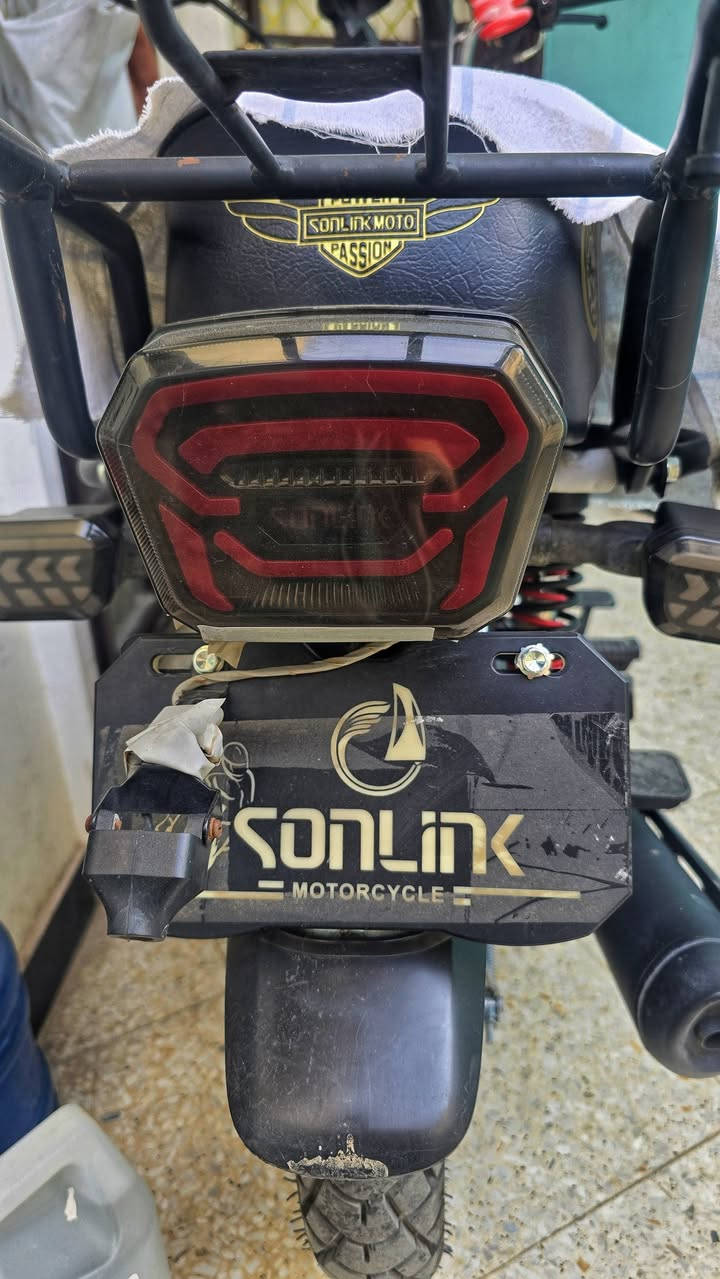 سولنك 200cc ماشية 3000 بحالة الشركه زيرو بصمات ثنين وسويجات ثنين المكان بغداد الحسينيه رقمي ***********
