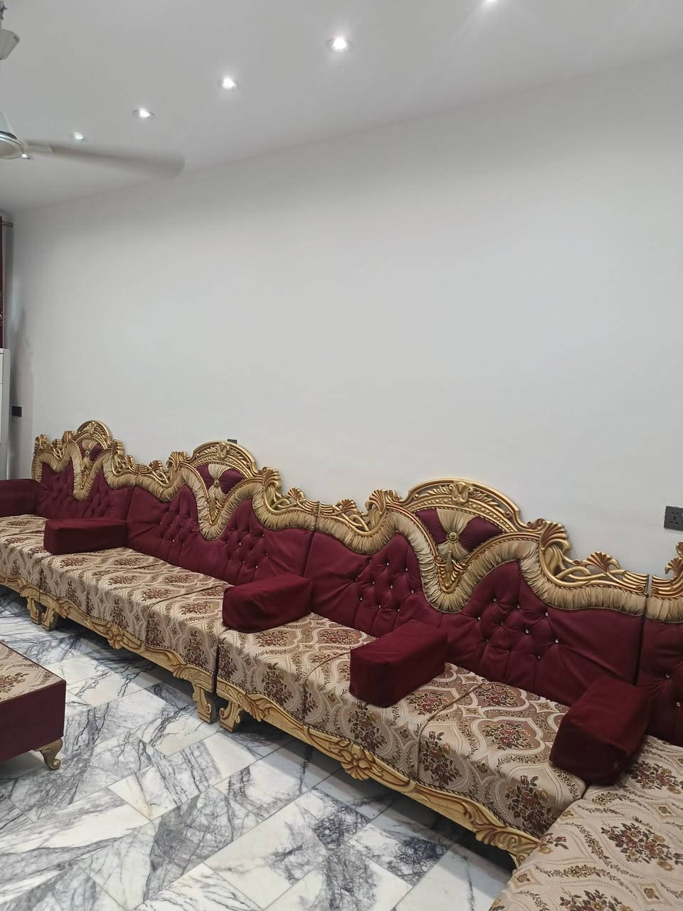 تخم ديوان 18 مقعد بحاله جيده السعر 400,000
بغداد ***********
