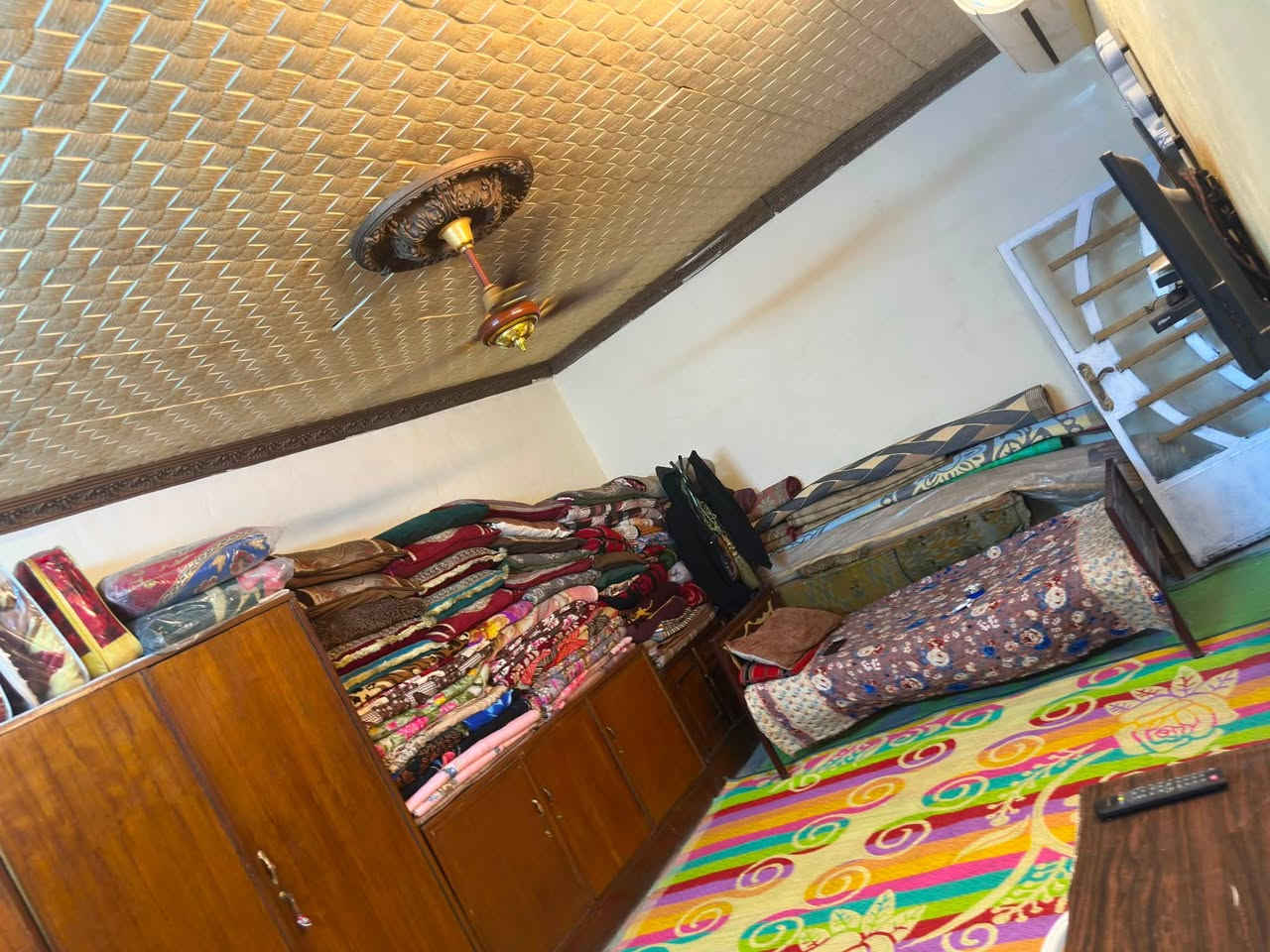 السلام عليكم 
بيت مساحه 125 متر تجاوز صب مسلح بصف السوك شارع كهوه المتقاعدين ويه لبيت غراض كاونتر طباخ كنتور بوفيات عدد 2 مجمده تانكي ماطور ماء نضام سستم كامرات مغاسل 3 الاتصال على الرقم ***********
