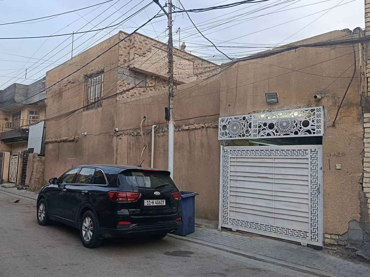 السلام عليكم
دار للبيع مساحة 280متر واجهه 19.5 نزال 14.5 يحتوي على ثلاث غرف نوم واستقبال  وصحيات خارجيه وداخليه الدار يصلح سكن او تفليش  ثاني دار بالفرع قريب ع الشارع العام 
 الموقع حي البساتين شارع الشيخ منهل سويس بركر ثاني بيت بالفرع 
للأستفسار  الاتصال
***********
