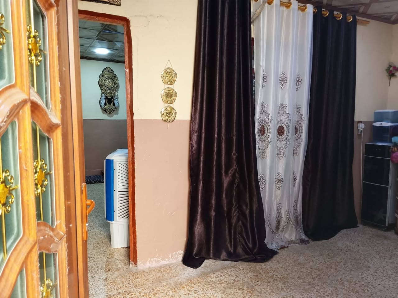 السلام عليكم بيت للبيع 100متر سند طابو طابقين حي الكرامه مقابل دكتورة مفاز سعر 75وقابل للتفاوض للاتصال***********

