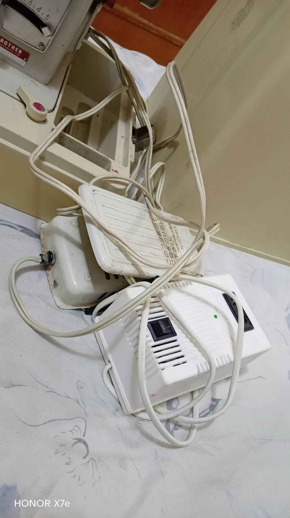 مكينة خياطه براذر سوبر نضيفه جدا غير مستعمله مواصفات تطريز +أوفر +بيت دكمه +خياط ياباني أصلي السعر ٢٠٠وبيها مجال بسيط نجف مجمع بيتي الأول***********

نص مكتوب في الصور:
- HONOR X7e
