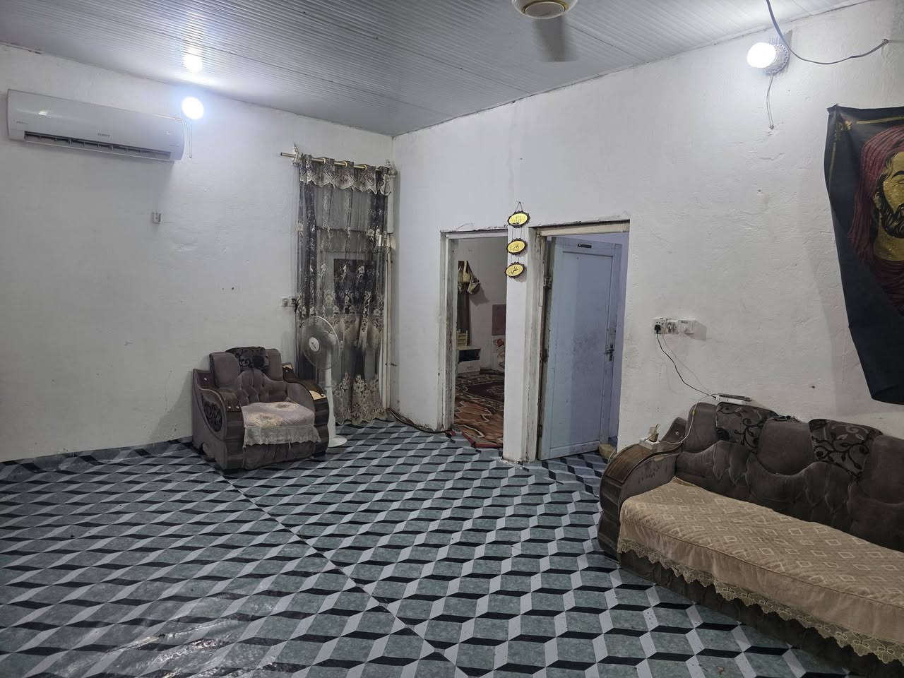 بيت للبيع مساحه ٢٤٠ كوت حي الحكيم الثانيه قرب المجسر تفصل البيت بناء بلوك والسقف سندويج يحتوي على غرفتين وصاله ومطبخ وصحيات داخليه وخارجيه السعر ١٧ وقابل للتفاوض للاستفسار والاتصال مراجعه دلاليه احمد السعيدي قرب حسينيه بيت خليفة *********** ***********
