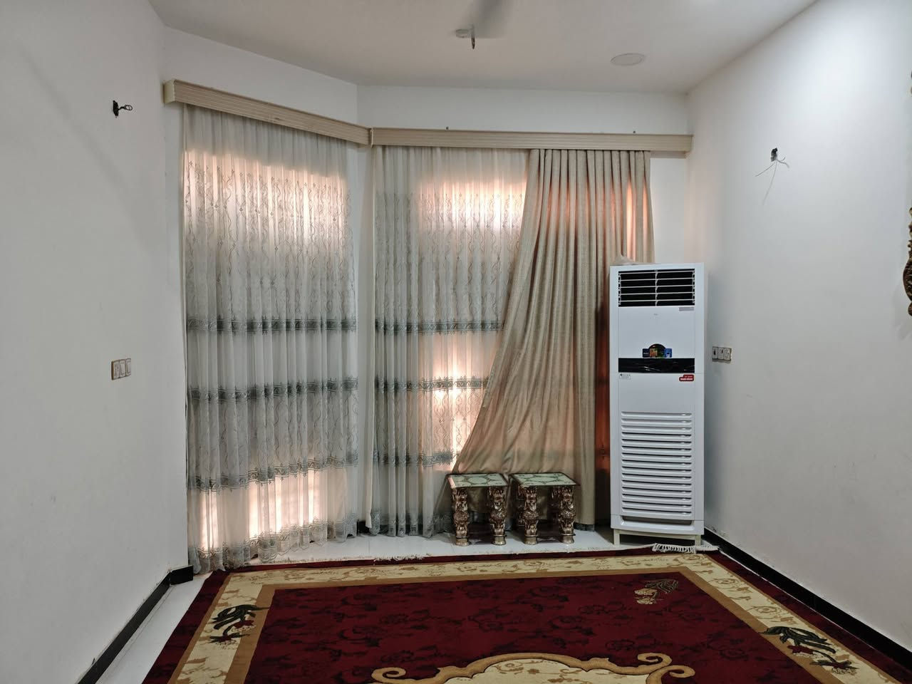 بيت للبيع منطقه حي المعلمين الجديد وره حجامه رحمه الحسين
لبيت مساحة 160 متر واجه البيت 8 ونزال 20 بناء البيت 2023
مبني طابقين البيت كامل مكون من مطبخ واستقبال وصاله وغرفه وحده جوه تواليت خارجي وداخلي طابق ثاني متكون من ثلاث غرف وصاله وحمام وتواليت بيت كامل ونضيف للاستفسار عله رقم *********** واتساب
