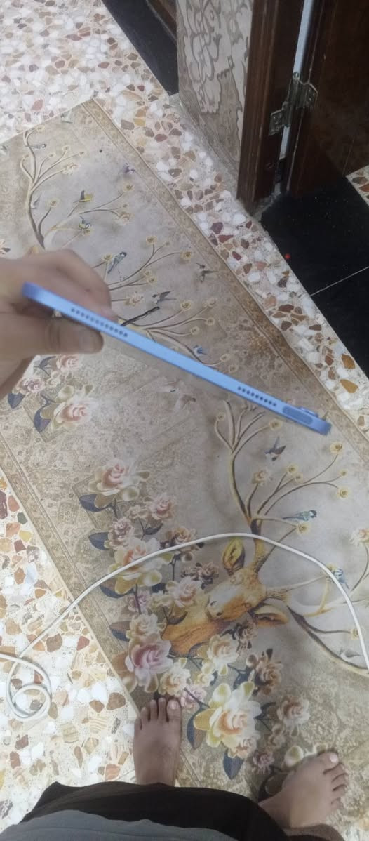 آيباد الجيل العاشر • أزرق بحري • بطارية ٩٠٪