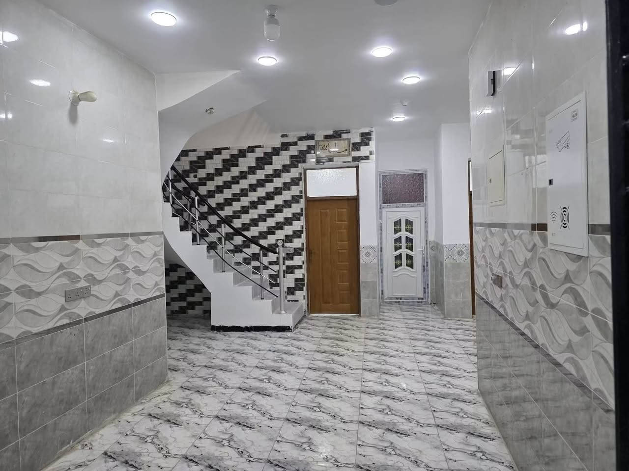 السلام عليكم بيت للبيع كوت حي الحكيم شارع الوائليه ركن مساحه 160 مربع ع  شارع صب يبعد عن الشارع العام 100م تفاصيل البناء غرفتين وصاله ومطبخ واستقبال وكراج وحديقه السعر 70 وقابل للتفاوض للاستفسار الاتصال ع ***********
