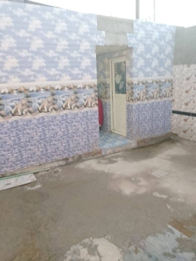 بيت زراعي للبيع المساحة 200 متر بناء بلوك والسكف اعكاده بيت مرتب صاله وغرفتين واستقبال وطارمه كبيره منطقة ال زبون  الخدمات ماء مجاري كامله البيت جاهز للسكن اي استفسار اتصل على صاحب البيت ***********
