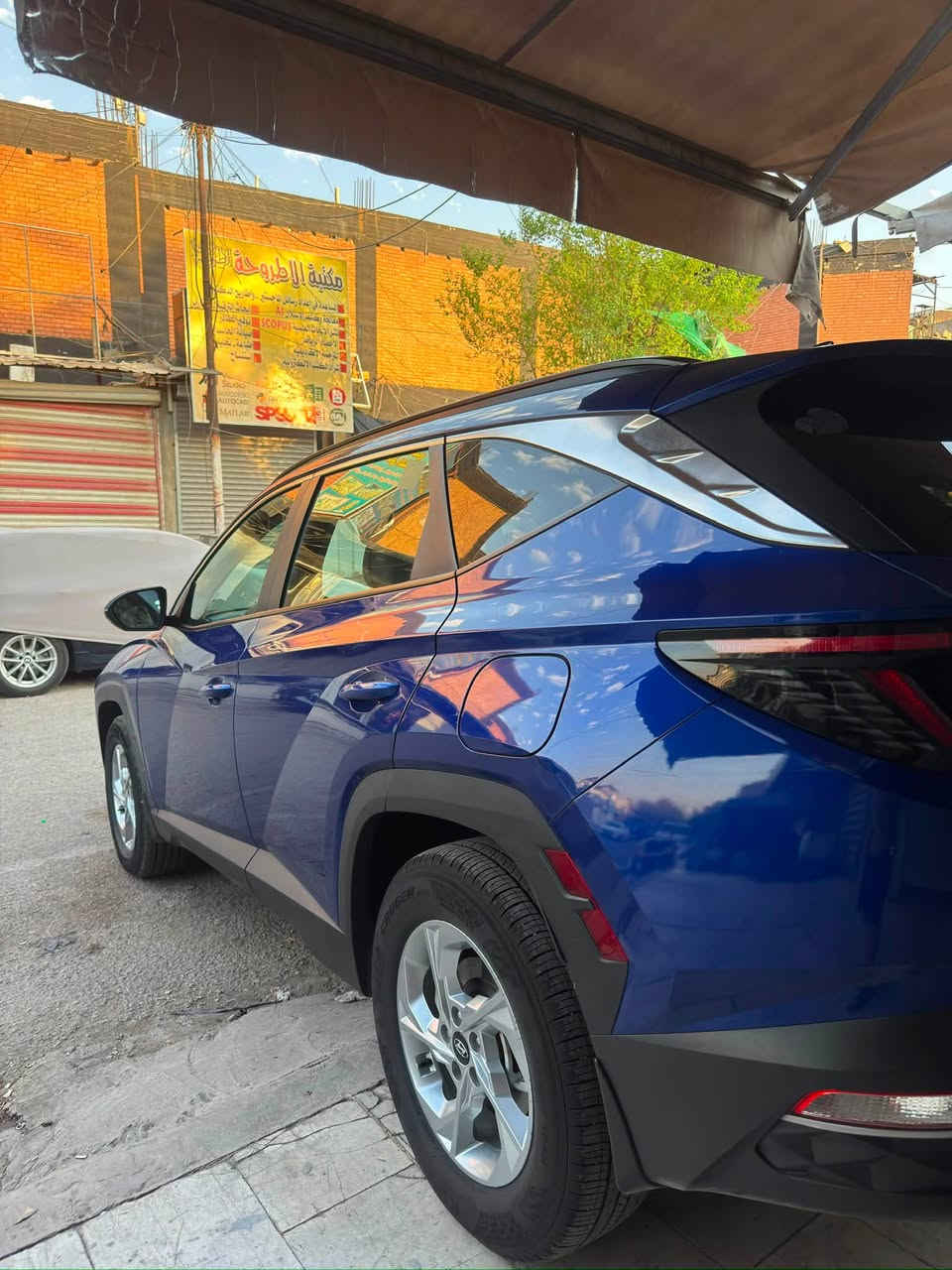 🚘 هيونداي توسان SEL HTRAC AWD موديل 2023 🇺🇸
✨ كلين تايتل (Clean Title)
📄 تقرير المزاد: مياه أمطار واصلة للدوسة فقط.
✅ السيارة دخلت العراق وتم استخدامها بشكل طبيعي.
✅ الموجود حالياً فقط رصعات وشخوط استخدام داخل العراق.

⚙️ المواصفات:
🔹 الممشى 60000km
🔹 فئة SEL HTRAC AWD
🔹 محرك 2.5 لتر (4 سلندر)
🔹 قير أوتوماتيك 8 سرعات
🔹 دفع رباعي ذكي HTRAC (AWD)
🔹 تشغيل بصمة عن بعد+ فتح الأبواب باللمس
🔹 كرسي السائق كهربائي
🔹 باب خلفي كهربائي
🔹 شحن لاسلكي
🔹 تدفئة للمقاعد الأمامية
🔹 مقاعد قماش وكالة
🔹 شاشة وسطية
🔹 Apple CarPlay & Android Auto
🔹 كاميرا خلفية
🔹 مثبت سرعة
🔹 Auto Hold
🔹 Auto Stop & Go
🔹 أوضاع القيادة: Normal | Smart | Sport | Snow
🔹 رادار مانع التصادم الأمامي
🔹 رادار مانع التصادم الخلفي
🔹 نظام المحافظة على المسار (Lane Keep Assist)
🔹 نظام تتبع المسار (Lane Following Assist)
🔹 قيادة شبه ذاتية (Highway Driving Assist)
🔹 تنبيه النقطة العمياء
🔹 تنبيه حركة المرور الخلفية
🔹 نظام الثبات الإلكتروني (ESC)
🔹 مانع انزلاق (Traction Control)
🔹 حساسات ضغط الإطارات (TPMS)
🔹 جنوط ألمنيوم
🔹 تكييف أوتوماتيك

📄 رقم الشاصي (VIN):
5NMJBCAE7PH232888

📍الموقع بغداد شارع فلسطين
📩 للاستفسار التواصل على الواتساب ***********
