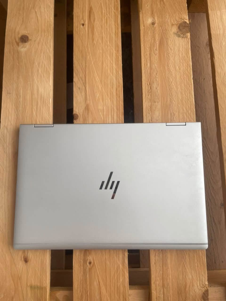 HP EliteBook x360 1030 G3 — المواصفات الكاملة

الشكل: حاسوب محمول قابل للتحول مقاس 13.3 بوصة مع مفصل بدوران 360°

المعالج: الجيل الثامن من Intel Core i5-8350U

الرسومات: Intel UHD Graphics 620 (مدمجة)

الذاكرة: 8 جيجابايت LPDDR3-2133 ميجاهرتز

التخزين: 256 جيجابايت SSD من نوع PCIe NVMe (بتنسيق M.2)

الشاشة: شاشة لمس IPS مقاس 13.3 بوصة، Full HD (1920 × 1080)، سطوع 400 شمعة (أو 700 شمعة مع HP Sure View)

المنافذ: 2x USB-C (Thunderbolt 3)، 1x USB 3.1 Gen 1، 1x HDMI 1.4، 1x مقبس سماعة/ميكروفون مشترك

الاتصال اللاسلكي: Wi-Fi 802.11ac، Bluetooth 4.2؛ NFC و4G LTE اختياريان

الأبعاد: 30.58 × 20.5 × 1.58 سم (12.04 × 8.07 × 0.62 بوصة)

الوزن: يبدأ من 1.25 كجم (2.76 رطل)

البطارية: 4 خلايا، 56.2 واط/ساعة ليثيوم أيون؛ محول 65 واط USB-C

الصوت: Bang & Olufsen، أربعة مكبرات صوت، ثلاثة ميكروفونات متعددة الاتجاهات

الكاميرا: كاميرا ويب Full HD 1080p؛ IR اختيارية لـ Windows Hello

لوحة المفاتيح: مضاءة خلفياً، مقاومة للانسكاب، HP Premium Collaboration Keyboard

الأمان: قارئ بصمات الأصابع، TPM 2.0، فتحة Kensington Nano

نظام التشغيل: Windows 11 Pro 64-bit

الجهاز نظيف جداً، مستخدمه فقط للعمل بل مكتب. الشاشة لمس و بي بصمة وجه و بصمة اصبع لتسجيل دخول و موجود ويا الشاحنة الاصلية والويندوز امفعل ال11 pro مدى الحياة. السعر ٤٠٠ الف و بي مجال.

***********

نص مكتوب في الصور:
- Find a setting System > Display > Advanced display Display information Internal Display Display 1: Connected to Intel(R) UHD Graphics 620 Desktop mode 1920 x 1080, 60.03 Hz Active signal mode 1920 x 1080, 60.03 Hz Variable refresh rate Not Supported Bit depth 6-bit Color format RGB Color space Standard dynamic range (SDR) Display adapter properties for Display 1 Choose a refresh rate A higher rate gives smoother motion, but also uses more power More about refresh ra Dynamic refresh rate To help save power, Windows adjusts the refresh rate up to the selected rate ab Dynamic refresh rate isn't supported More about dynamic refresh rate Related support
- Intel(R) Core(TM) i5-8350U CPU @ 1.70GHz % Utilization 100% 0 60 seconds Utilization 0% Speed 2.48 GHz Processes 186 Threads 2388 Handles 80302 Up time 0:11:06:12 Base speed: 1.90 GHz Sockets: 1 Cores: 4 Logical processors: 8 Virtualization: Enabled L1 cache: 256 KB L2 cache: 1.0 MB L3 cache: 6.0 MB Search ENG 11:46 AM 9/29/2026
- Memory Memory usage 8.0 GB 7.8 GB 60 seconds 0 Memory composition In use (Compressed) 4.6 GB (136 MB) Available 3.2 GB Speed: Slots used: Form factor: Hardware reserved: 2133 MT/s 2 of 2 Row of chips 157 MB Committed 3.9/9.7 GB Cached 2.3 GB Paged pool 312 MB Non-paged pool 284 MB Q Search ENG 11:47 AM 9/29/2026
- Run new task GPU Intel(R) UHD Graphics 620 3D 0% Copy 0% Video Decode 0% Video Processing 0% Shared GPU memory 3.9 GB Utilization 0% GPU Memory 0.1/3.9 GB Shared GPU memory 0.1/3.9 GB Driver version: 31.0.101.2140 Driver date: 11/5/2025 DirectX version: 12 (FL 12.1) Physical location: PCI bus 0, device 2, function 0 Search ENG 11:47 AM 9/29/2026