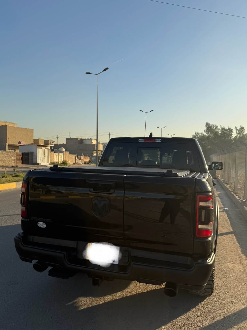 ملاحضة تم تنزيل السعر بسبب الاستعجال في البيع 

السعر 450 شباب الشراي يتصل واذا محصلتني واتساب رساله واني اتصل عليك  السيارة مماشيه وكامله مناقصها اي شي

رام ريبل مع نضام ال etorque الكهرباء مساعد بتقليل صرف الوقود 
ضررموضح مع الصور الضرر باب السايق مبدل والباب الخلفي راجع بارد والدوسة مصلحة 
السيارة ماشية 16000الف كيلو متر مو ميل يعني السياراه مماشيه 
الموديل : 2024 . (وارد امريكي ) . 
المحرك : V8 5.7L . 
المواصفات :
* رام بوكس 
* كزوز سستم . 
* شاشة كبيرة 12 أنچ . 
* نظام ملاحة GPS . 
* صناديق تخزين خلفية رام بوكس .
* سقف بانوراما . 
* المصابيح الأمامية زنون .
* كشافات الضباب زنون . 
* المصابيح الأمامية LED .
* المصابيح الخلفية LED . 
* نقطة عمياء . 
* دخول ذكي (بصمة) . 
* تشغيل عن بعد .
* مقاعد رياضية من الجلد الفاخر خاصة لنسخة REBEL
* ذاكرة لحفظ وضعيات الجلوس . 
* مقعد السائق كهربائي. 
* مقعد الراكب كهربائي. 
* باب الصندوق الخلفي قابل للفتح بثلاث اتجاهات . 
* كاربون فايبر . 
* تدفئة مقاعد . 
* تدفئة ستيرن . 
* المقاعد كهربائية .
* نظام خرائط  GPS . 
* حساسات امامية .
* حساسات خلفية . 
* كاميرا خلفية . 
* دوسات جانبية . 
* مكيف خلفي .
* الويلات مع الاطارات مخصصة للطرق الوعرة .
* منظومة كاملة لقطر العربات . 
* المرايا الجانبية قابلة للطي كهربائيا .  
* الشباك الخلفي كهربائي .
* غطاء جلد للبودي الخلفي .
* إمكانية تعديل ارتفاع دواسات البنزين والبريك كهربائيا . 
* هاند بريك كهربائي . 
* نظام تشغيل واطفاء اوتوماتيك لتقليل صرف الوقود . 
* مرايا بخاصية التعتيم الذاتي . 
الاستفسار ***********
